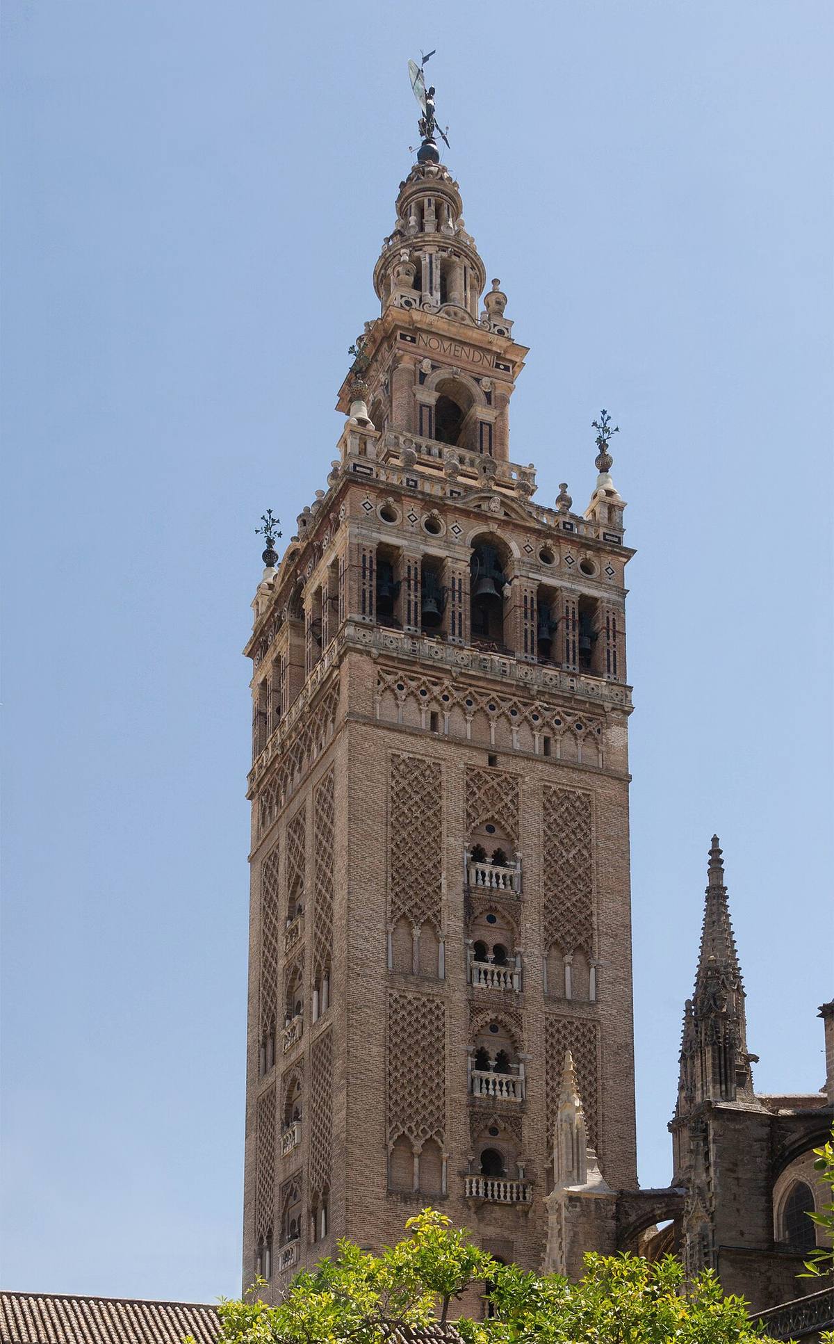 La Giralda vista desde el Patio de los Naranjos en Sevilla.