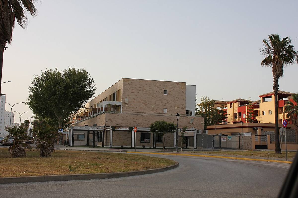 Bloque de apartamentos turísticos y locales comerciales en una zona urbana.