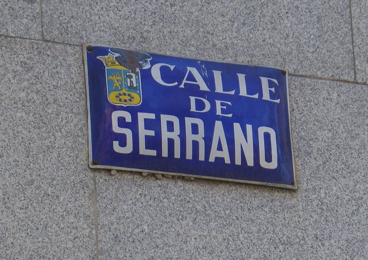 Placa de la calle de Serrano en Madrid.