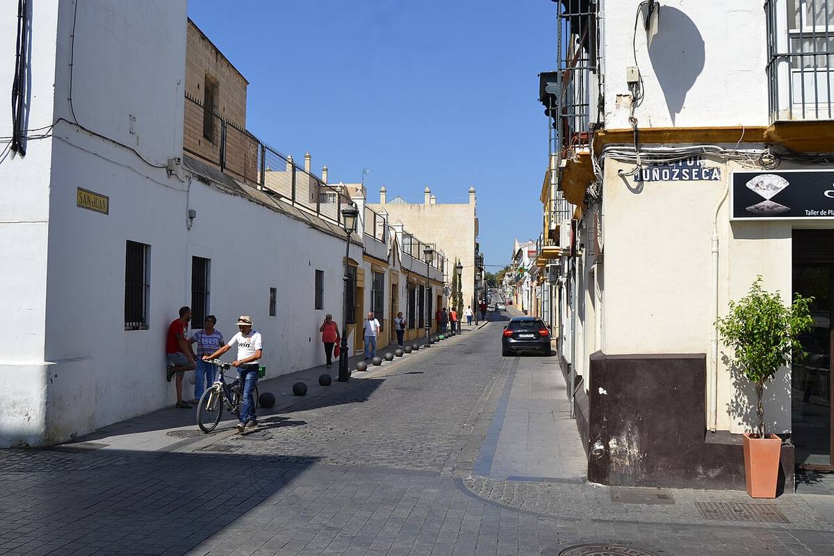Vista de la calle San Juan, una de las ubicaciones de las nuevas viviendas protegidas en El Puerto.