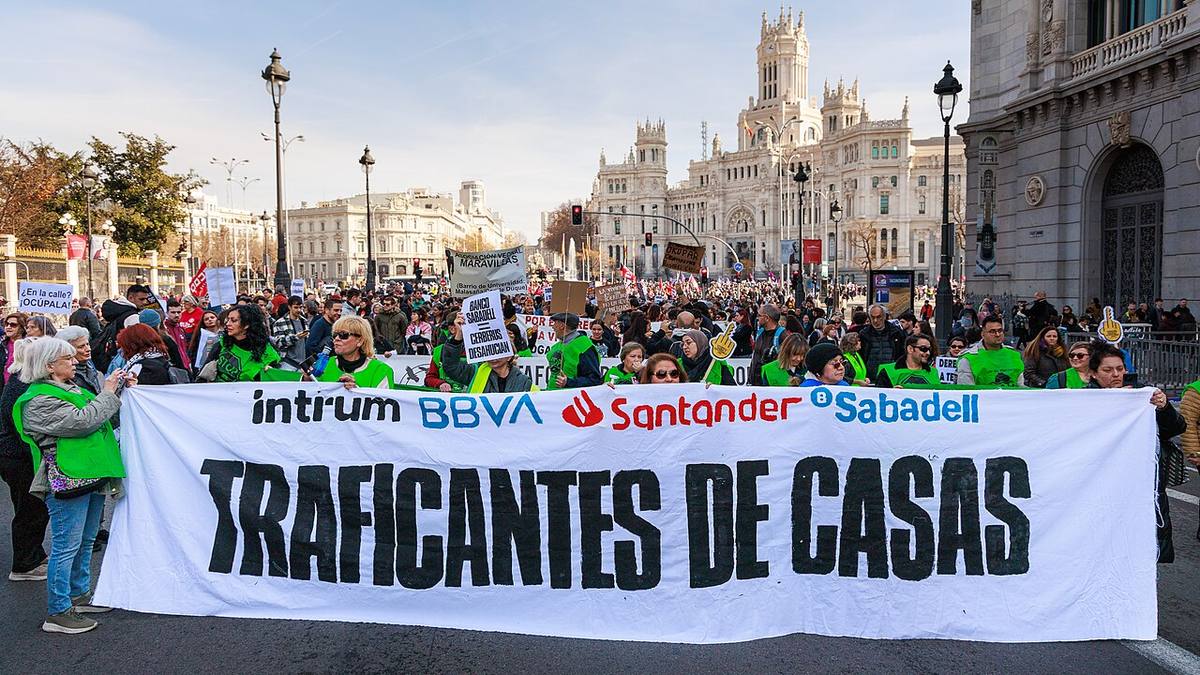 Manifestación ciudadana con pancartas a favor del derecho a una vivienda digna.