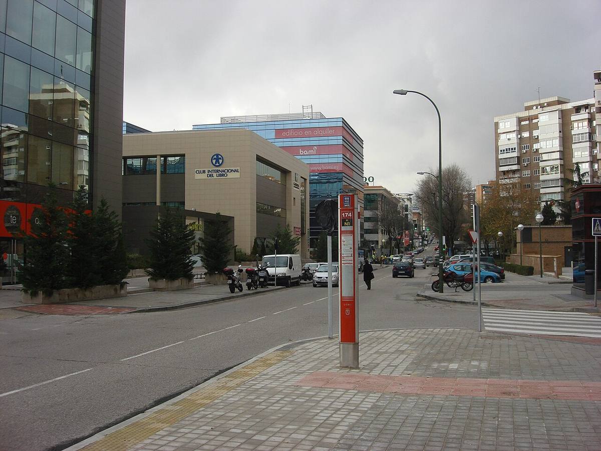 Vista de edificios de oficinas y viviendas en una calle de Madrid.
