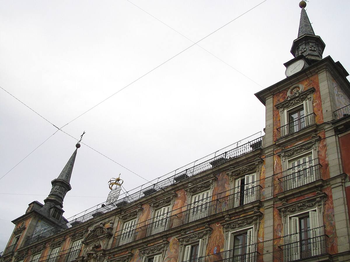 Fachada de un edificio de viviendas en la Plaza Mayor, en el distrito Centro de Madrid.