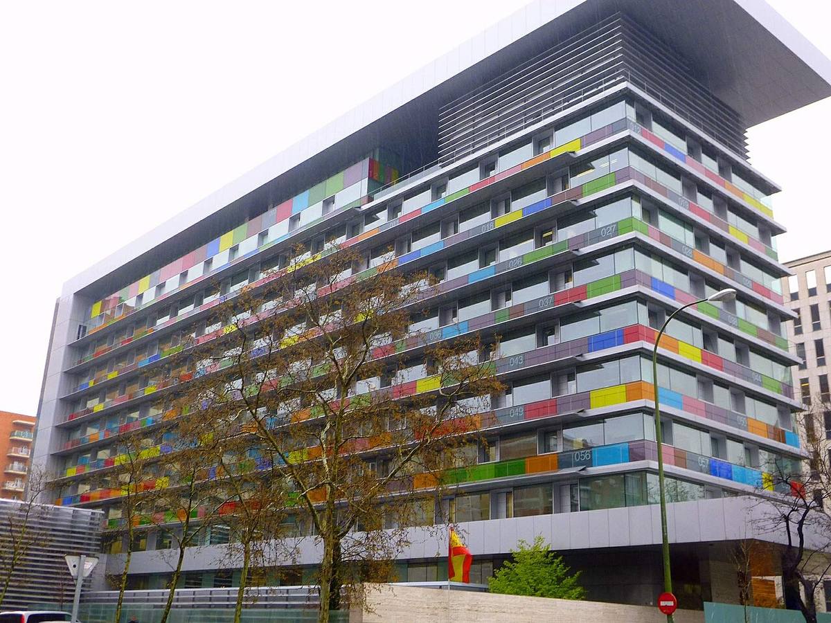 Fachada principal del edificio del Instituto Nacional de Estadística en Madrid.