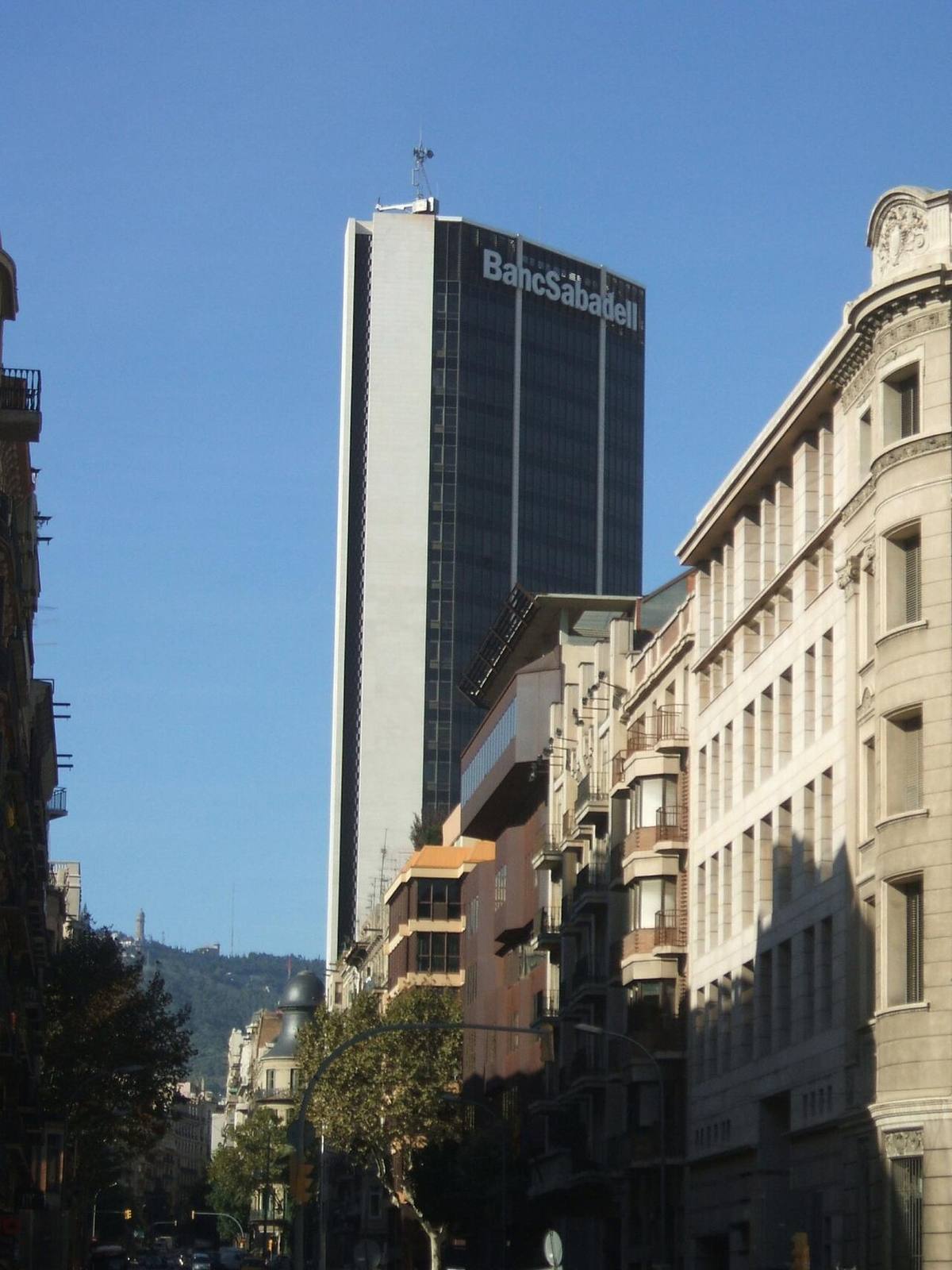 Torre del Banco Sabadell en la calle de Balmes en Barcelona.