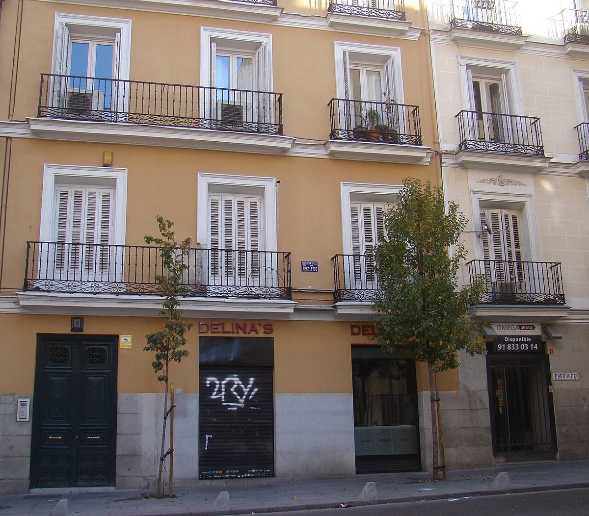 Fachada de un edificio de viviendas en la calle de Recoletos, Madrid.