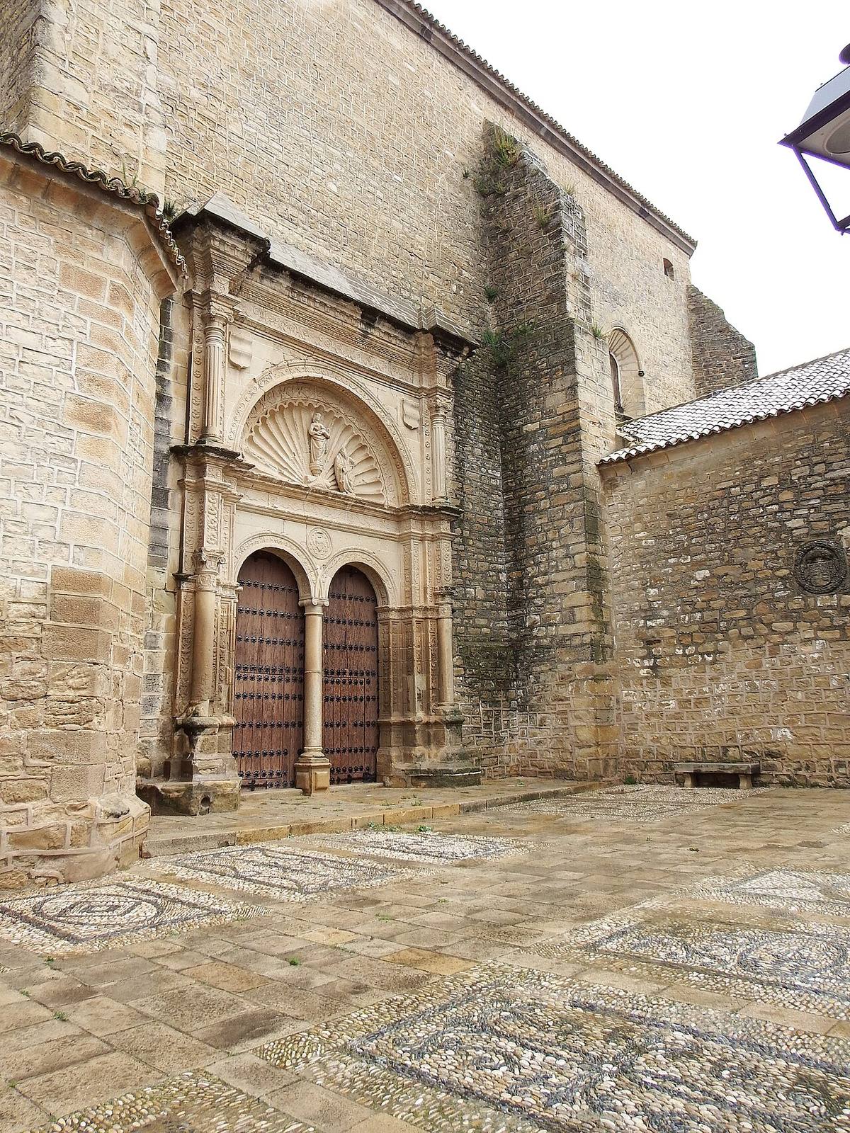 Detalle de la portada de la iglesia de Santa María la Mayor en Torreperogil.