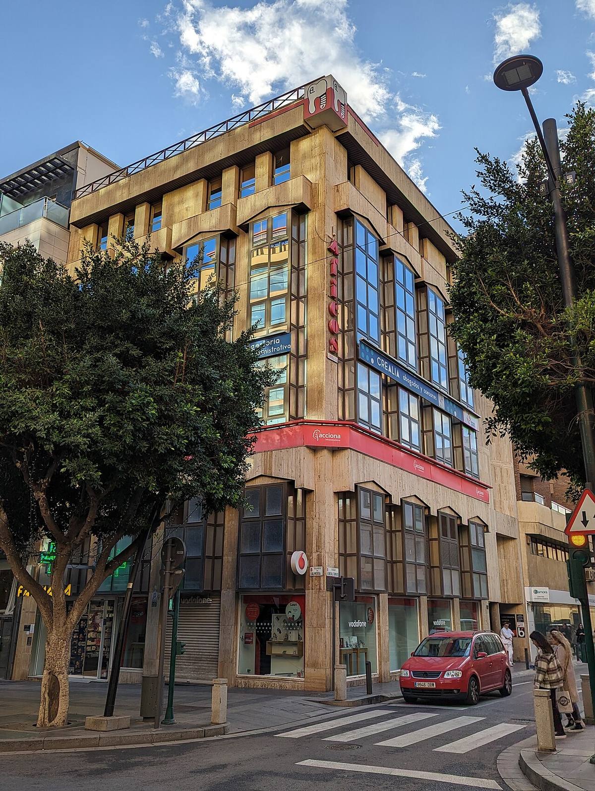 Edificio de oficinas y locales comerciales en el centro de Murcia.