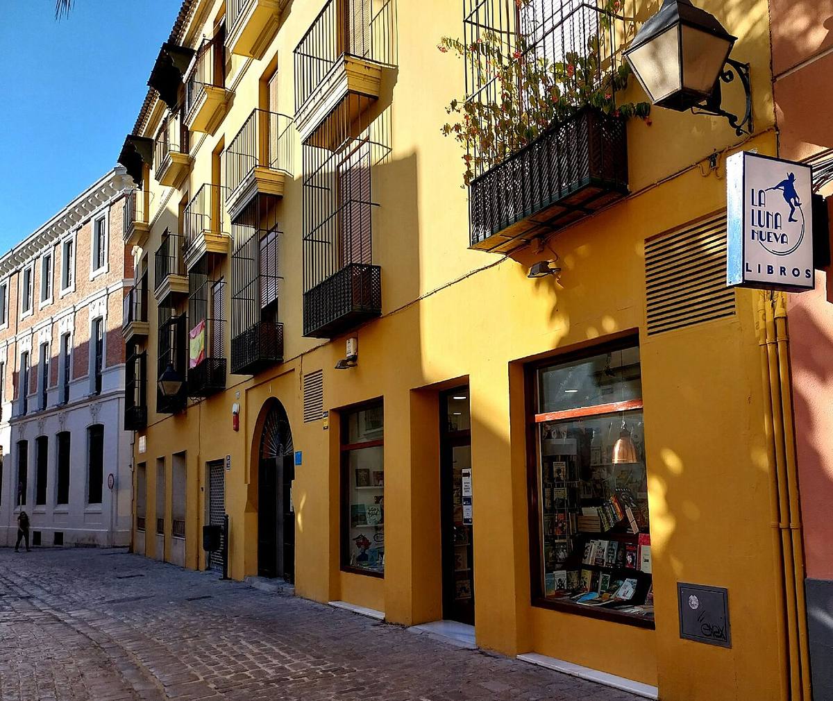 Fachada de edificios de viviendas y locales comerciales en la calle Eguílaz de Jerez de la Frontera.