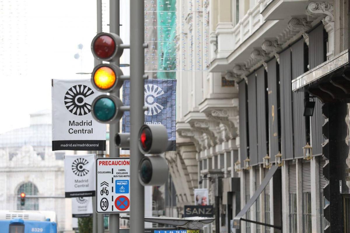 Semáforos y edificios de viviendas en la Gran Vía de Madrid.