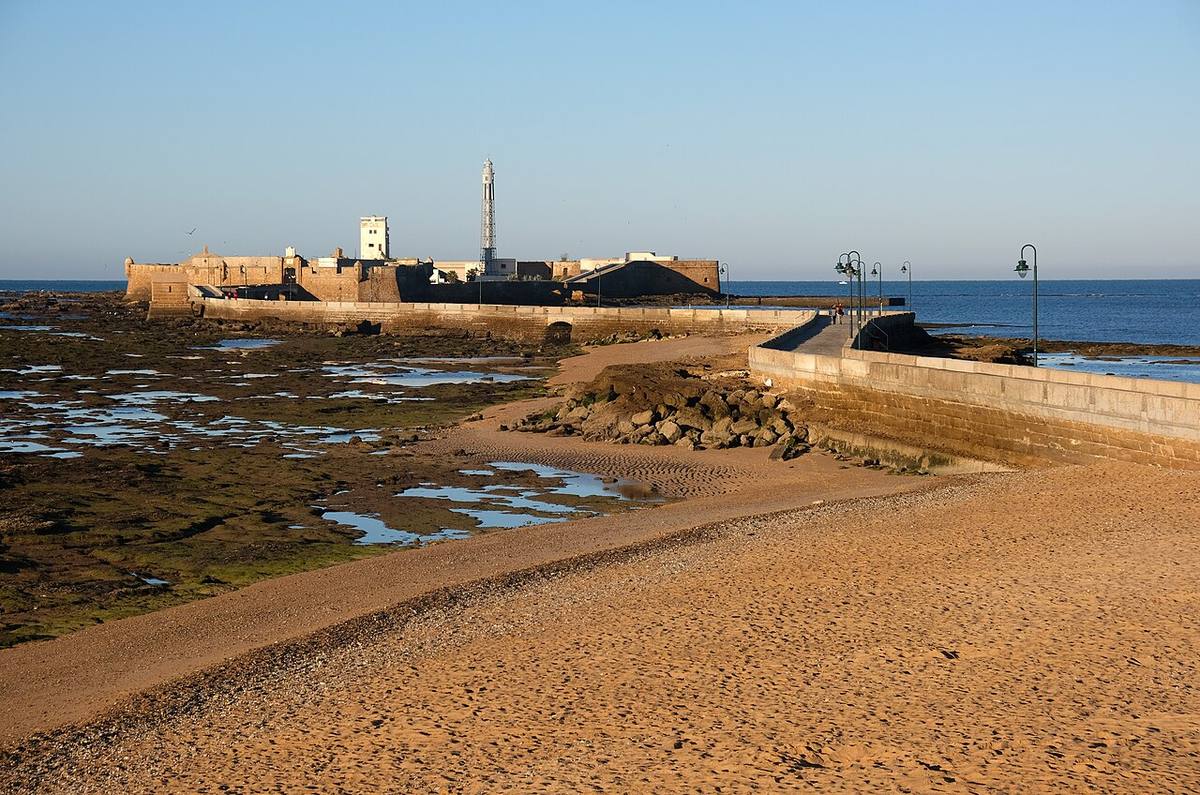 Paseo marítimo y Castillo de San Sebastián en la ciudad de Cádiz.