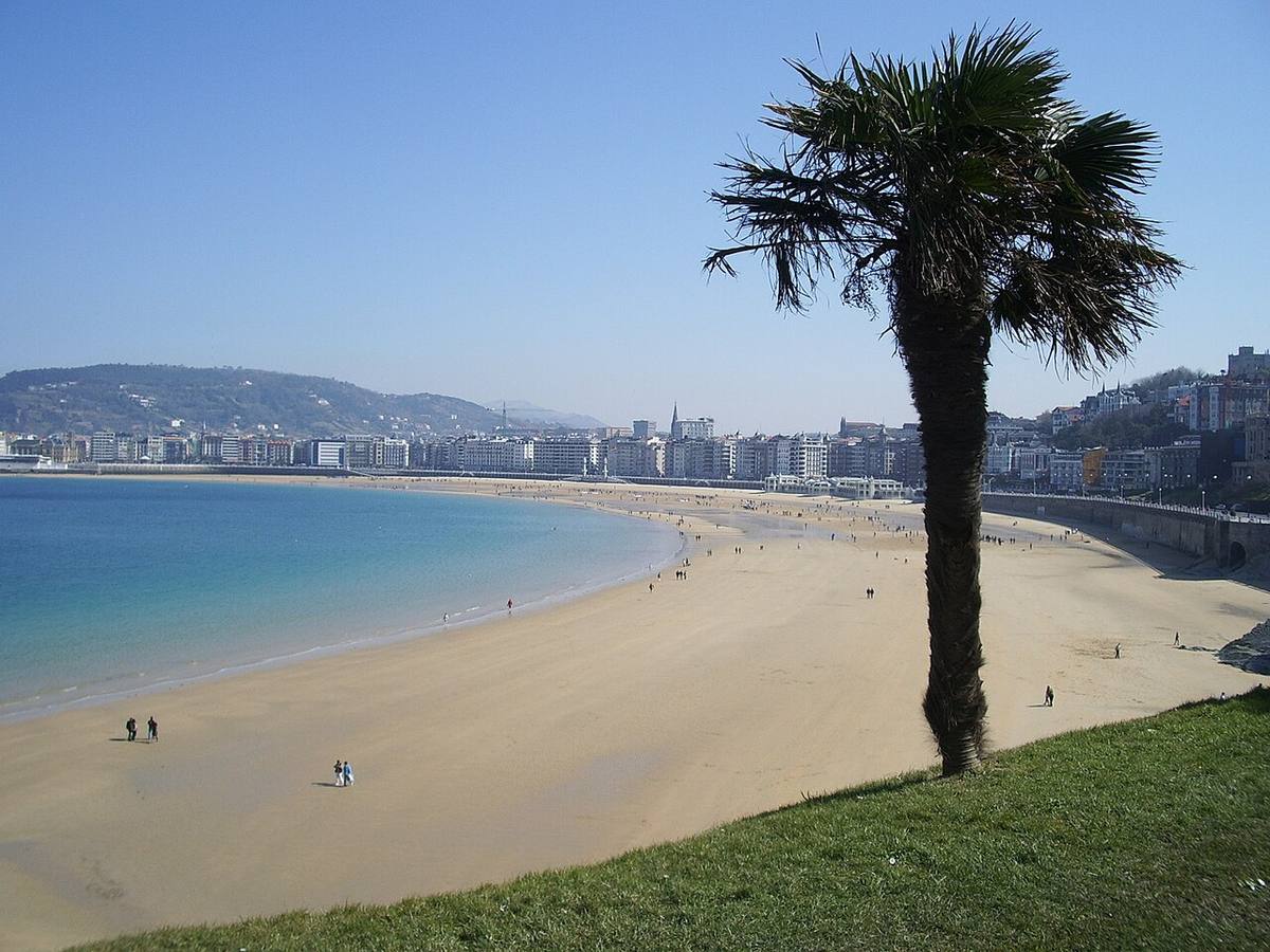 Vista panorámica de la playa de la Concha en San Sebastián.