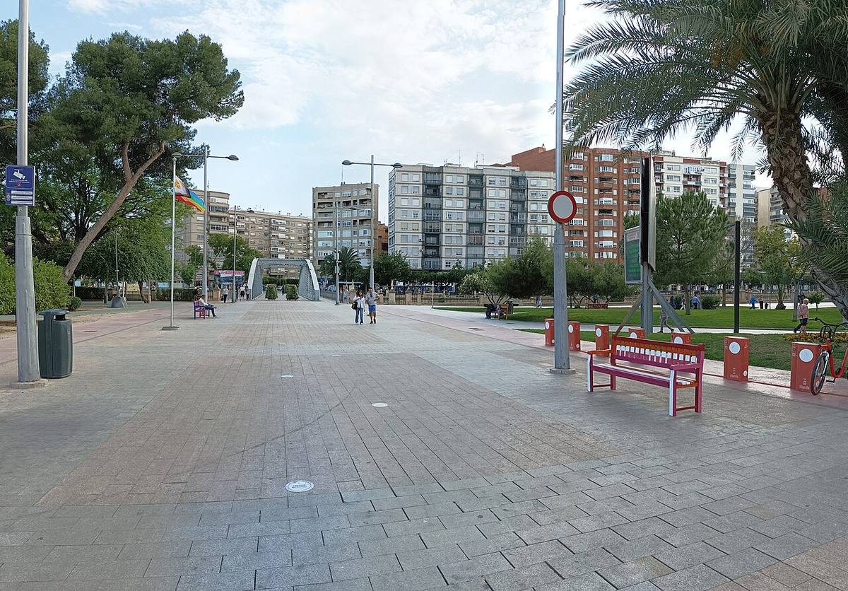 Plaza de la Diversidad en la ciudad de Murcia, con edificios residenciales al fondo.