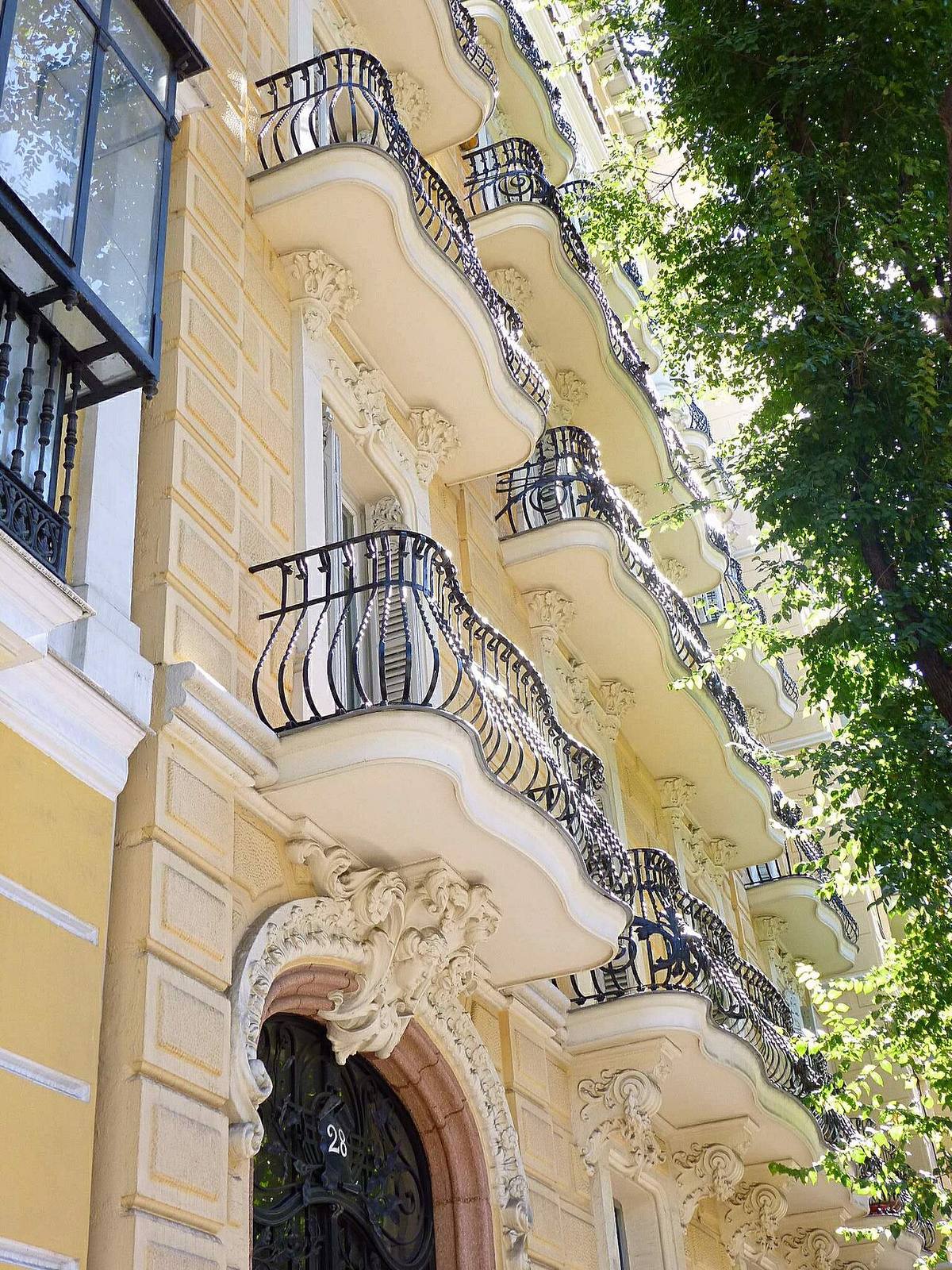 Fachada de un edificio residencial en la calle de Almagro, en el distrito de Chamberí.