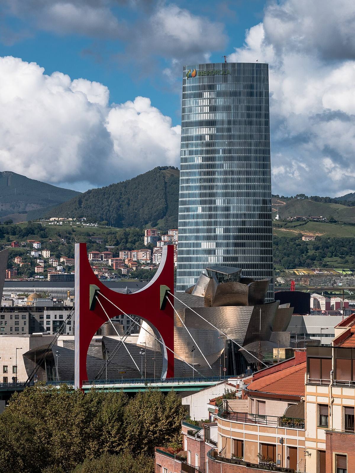 Panorámica de Bilbao con la Torre Iberdrola y el Museo Guggenheim.