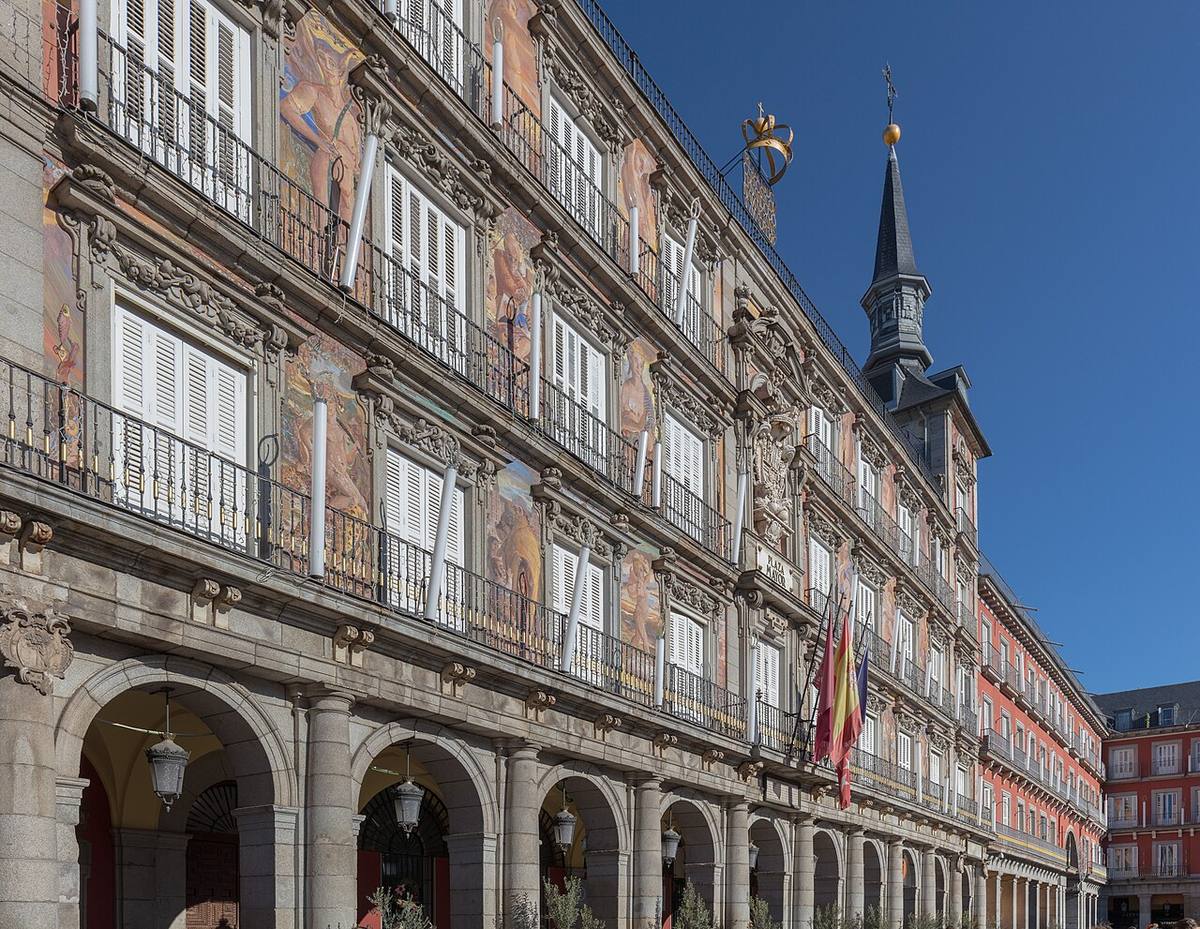 Detalle de los frescos en la fachada de la Casa de la Panadería, Madrid.