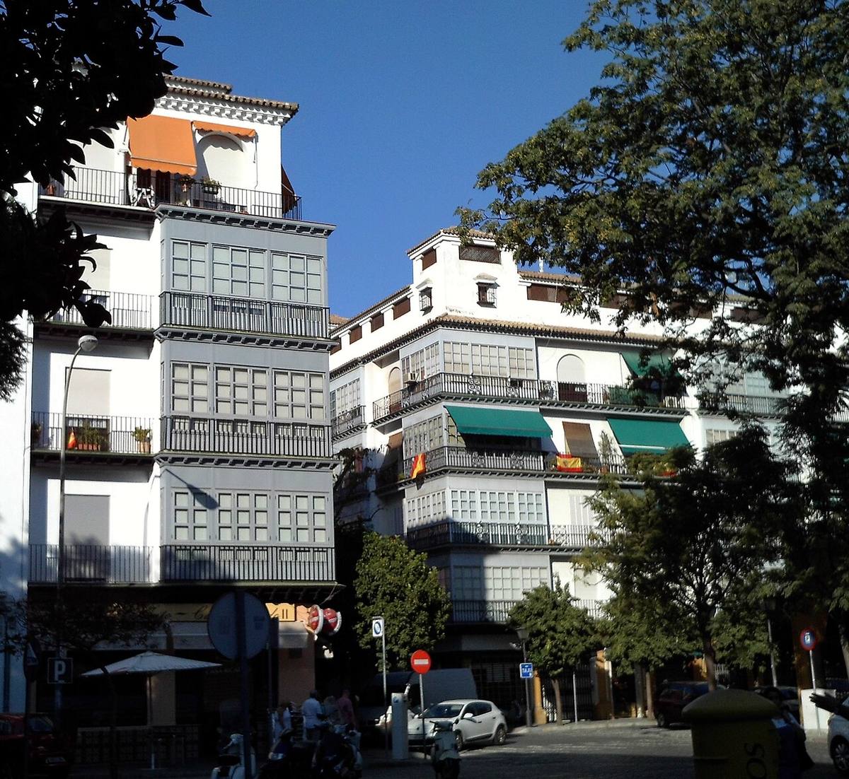 Bloques de viviendas con balcones en el barrio de San Bernardo.