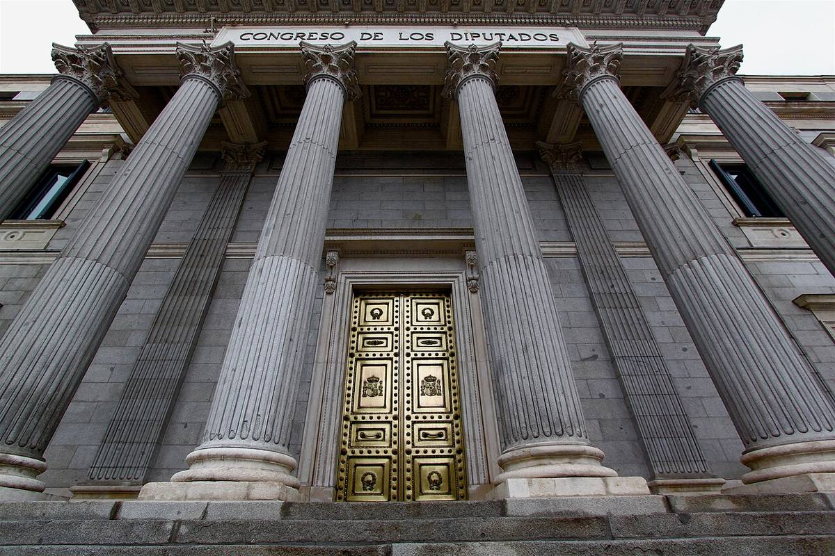 Columnata y puerta principal del Congreso de los Diputados en Madrid.