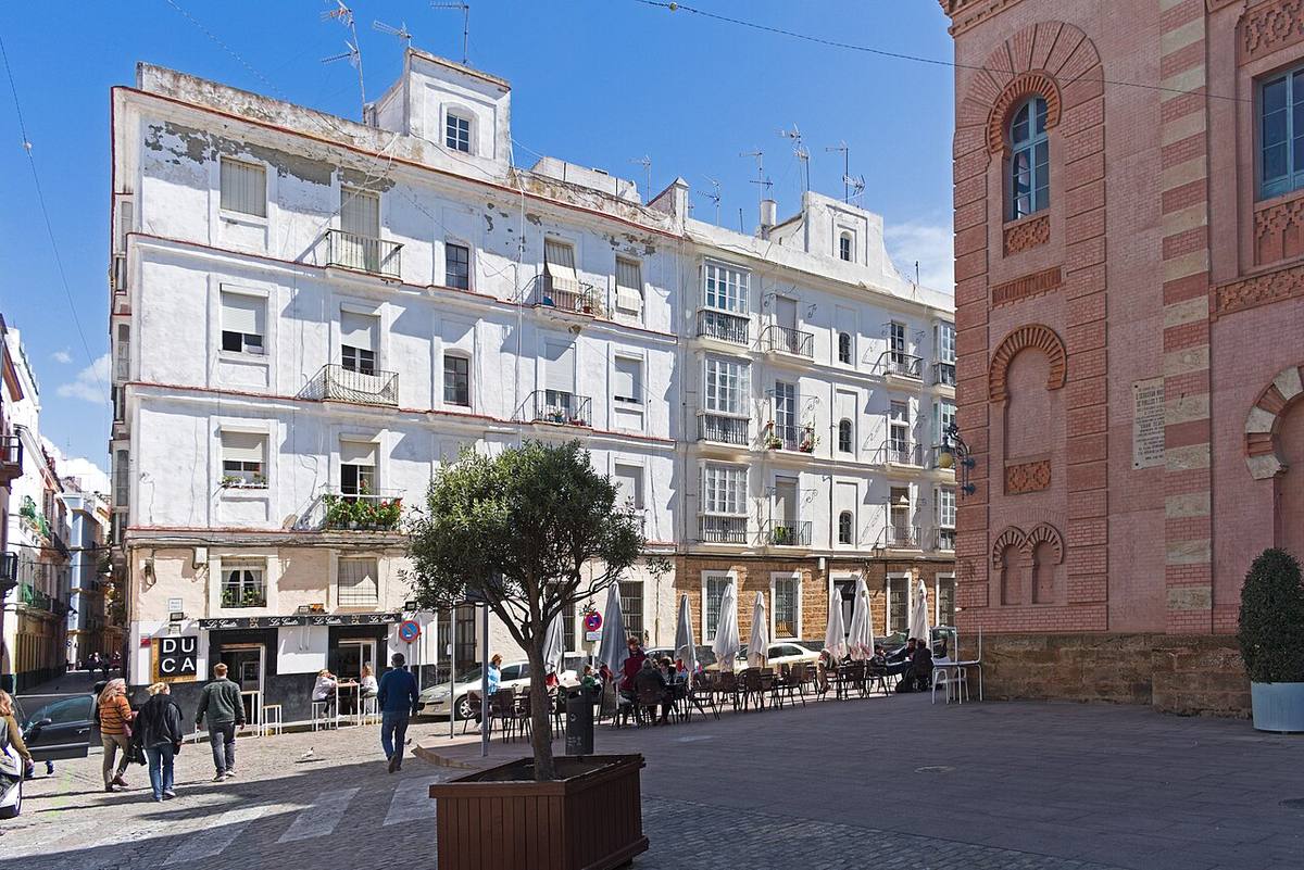Edificios de viviendas en la Plaza de Falla, junto al Gran Teatro Falla en Cádiz.