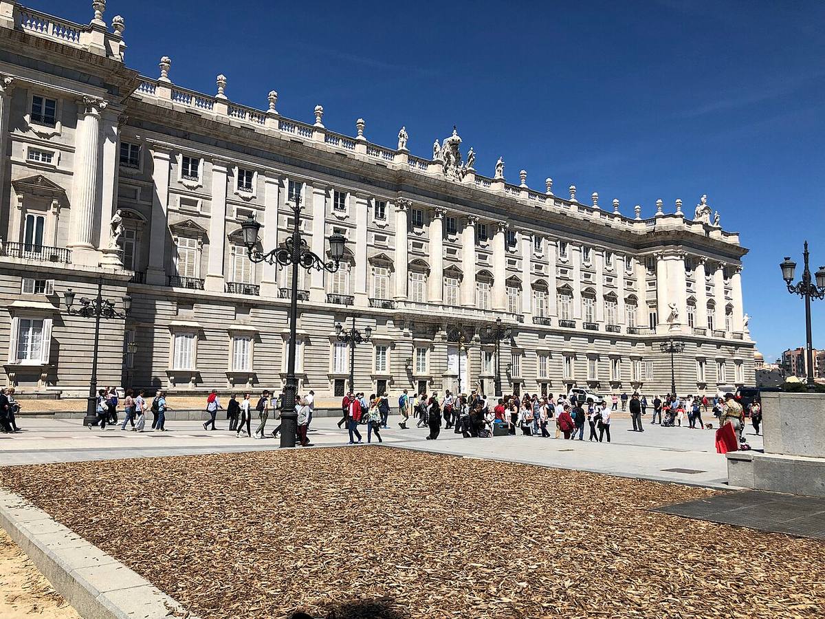 Turistas frente a la fachada del Palacio Real de Madrid.