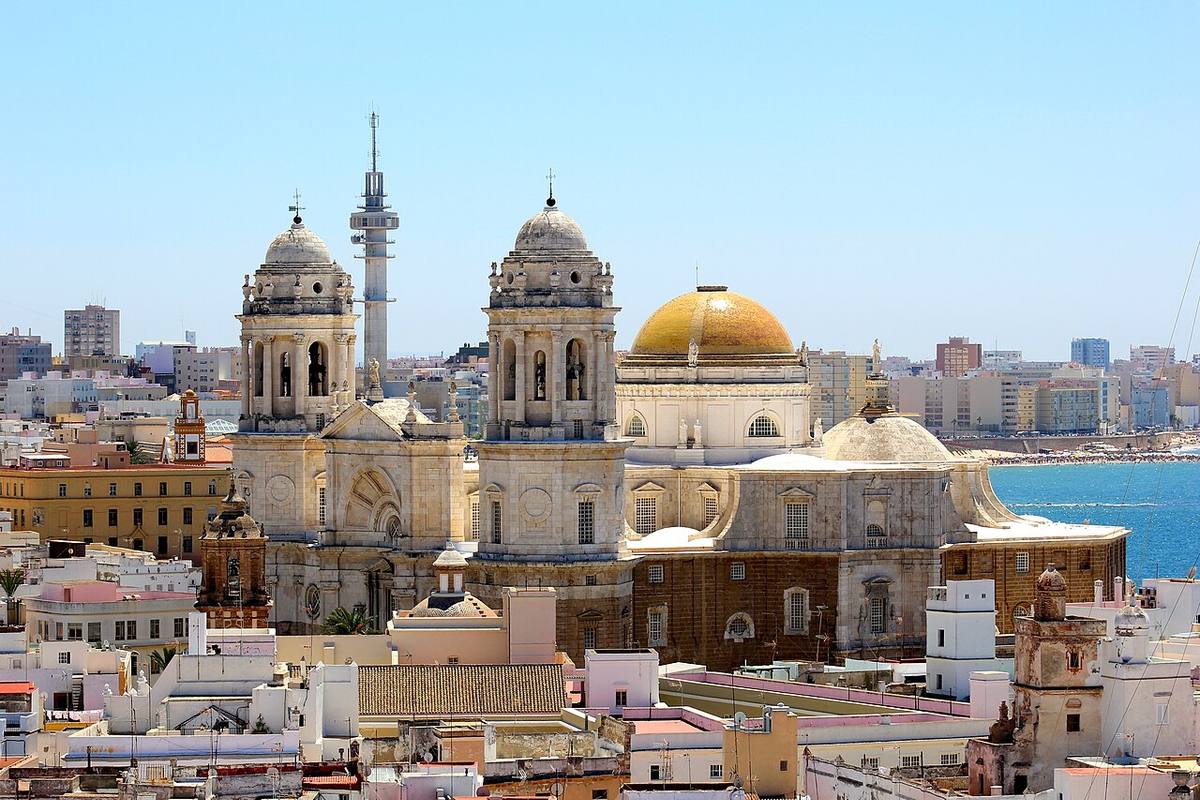 Vista panorámica de la Catedral de la Santa Cruz de Cádiz y el casco antiguo.