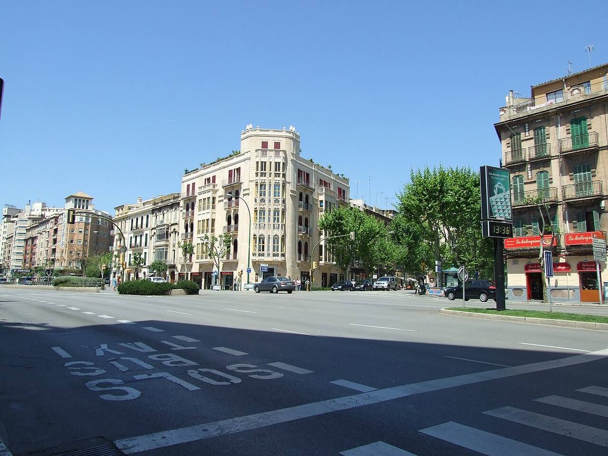 Edificios residenciales en una avenida céntrica de Palma de Mallorca.