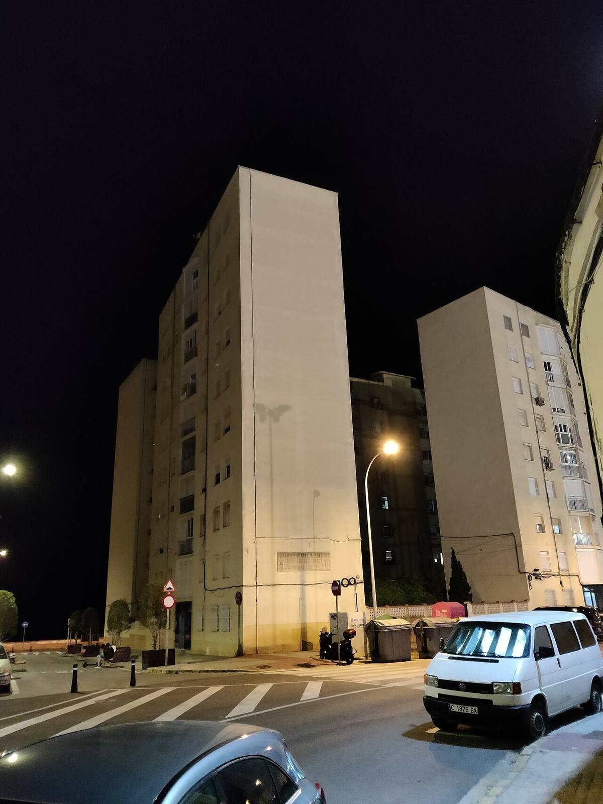 Bloques de viviendas plurifamiliares en una zona urbana durante la noche.