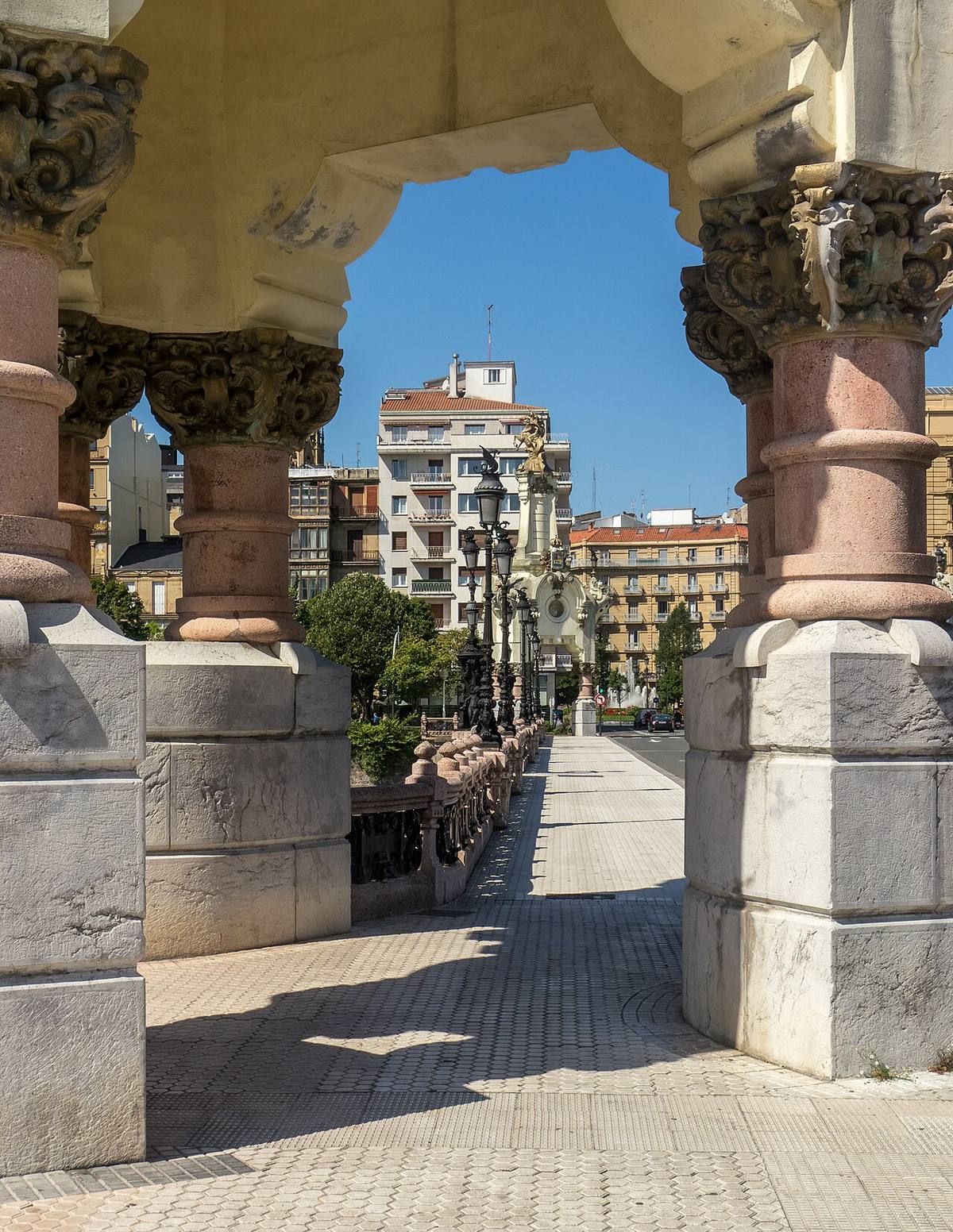 Edificios de viviendas vistos desde el puente de María Cristina en San Sebastián.