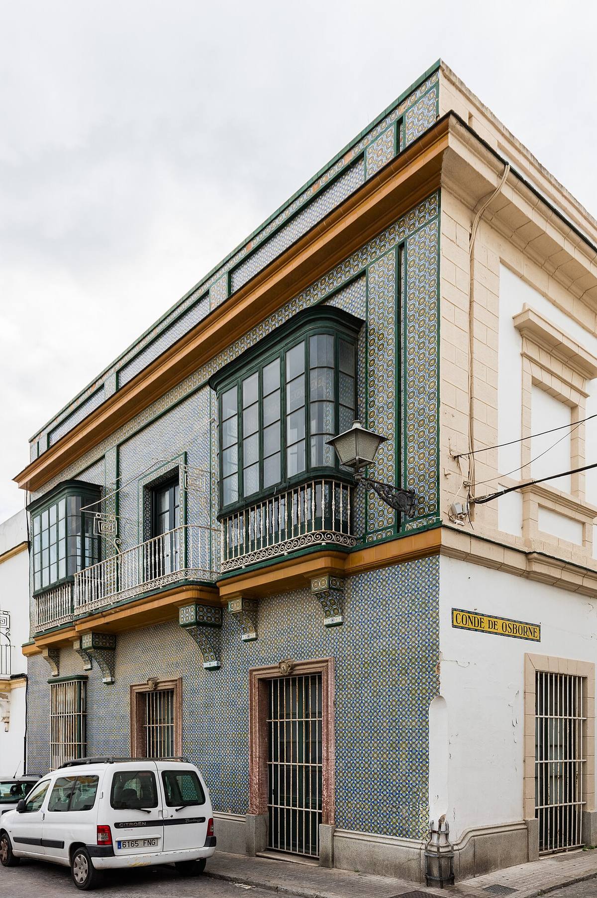 Edificio residencial en la calle Conde de Osborne, en el casco histórico de El Puerto de Santa María.