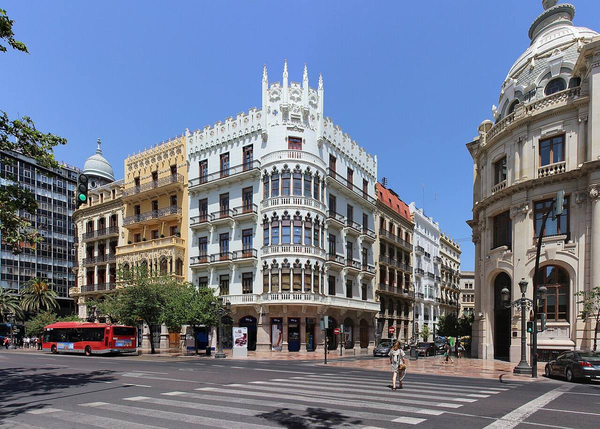 Edificio Suay y arquitectura residencial en el centro de Valencia.