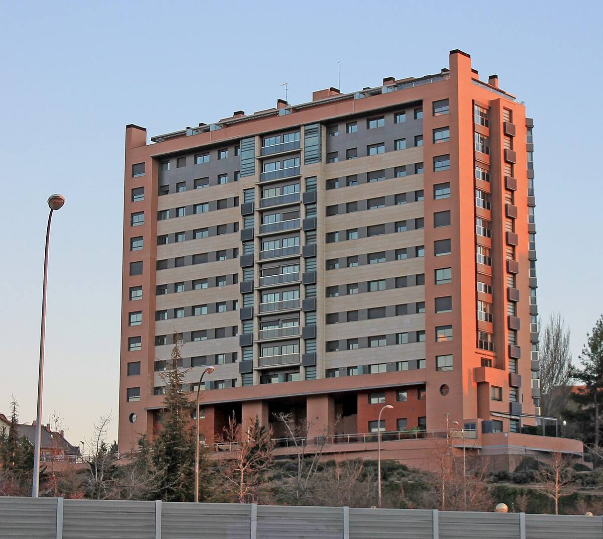 Bloque de viviendas en el área residencial de Puerta de Hierro, Madrid.