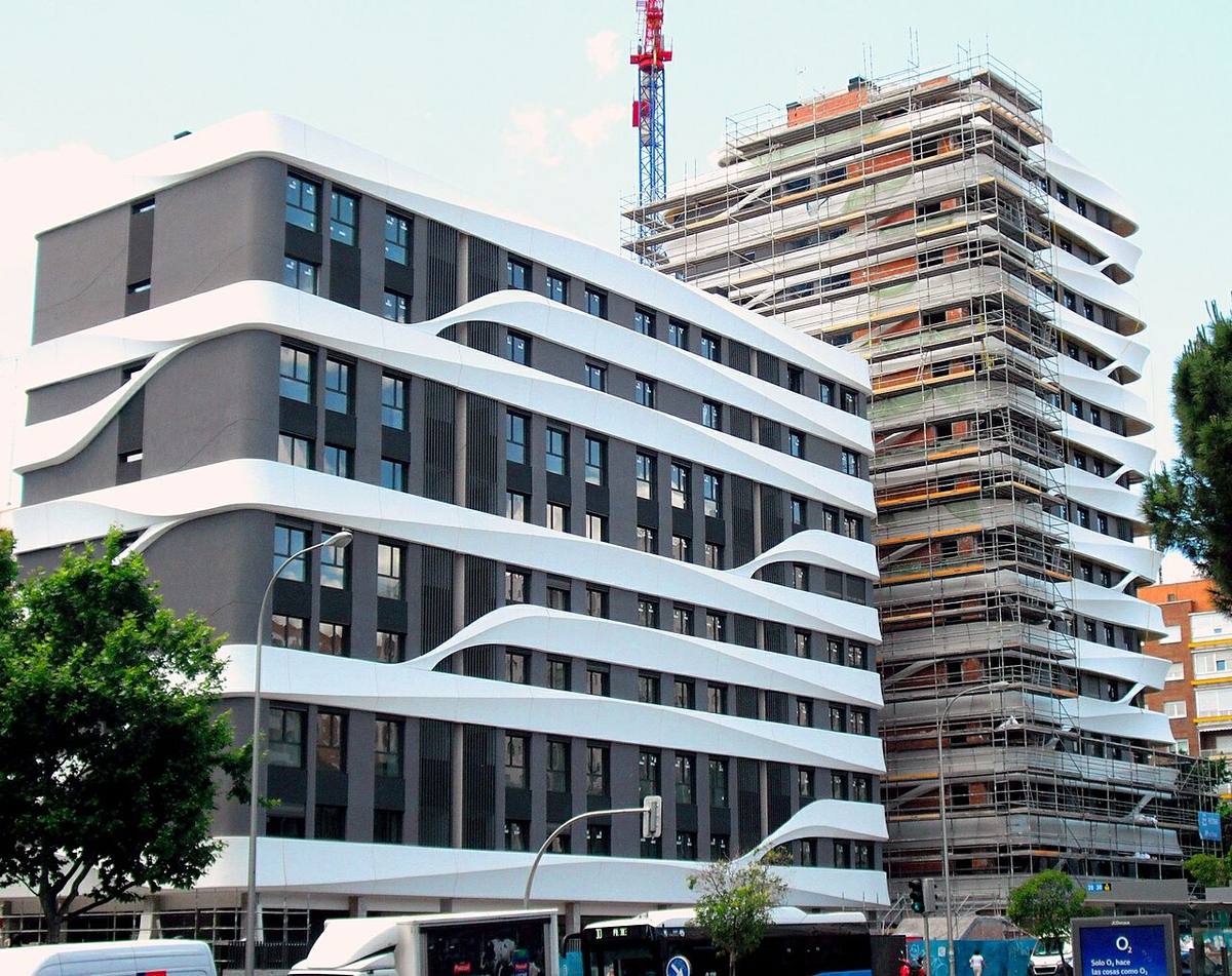 Construcción de nuevos bloques de viviendas residenciales en Madrid.