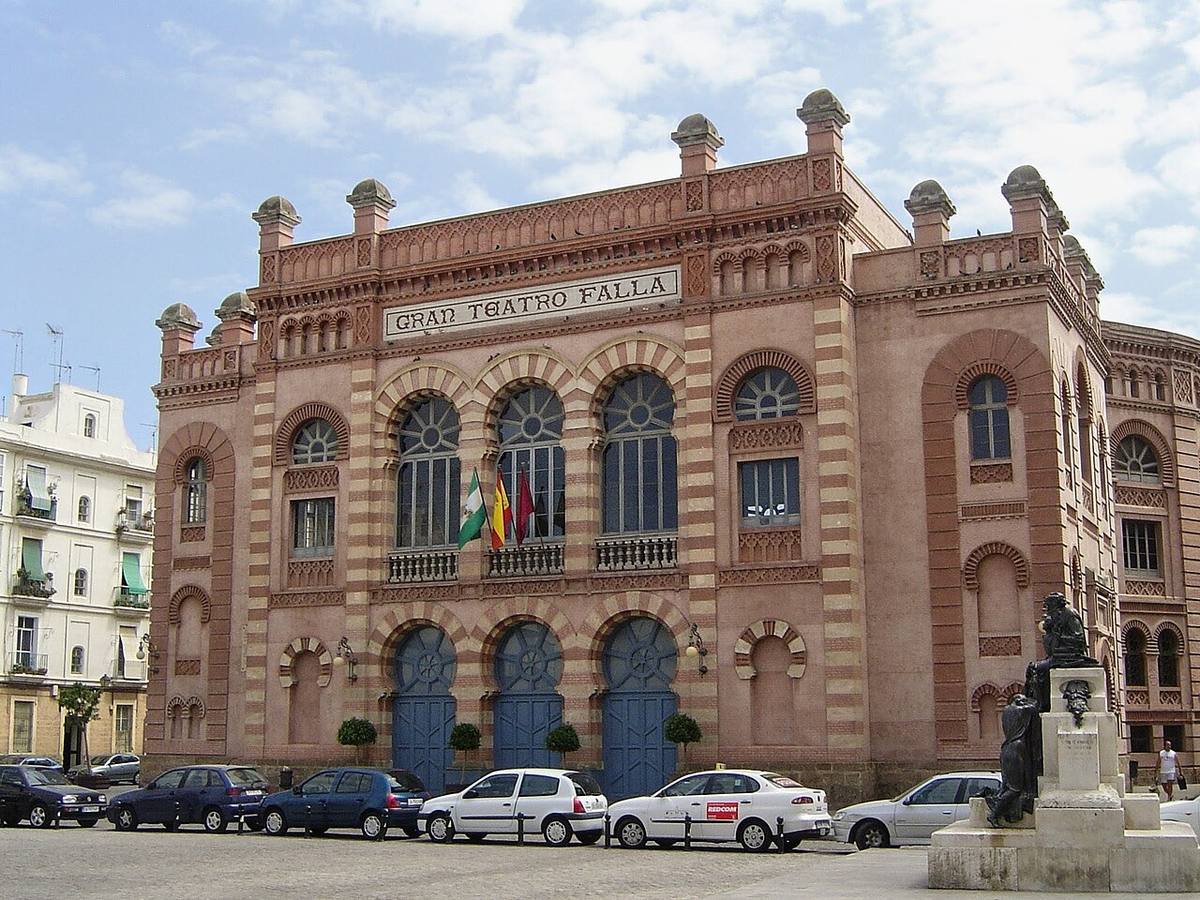 Fachada principal del Gran Teatro Falla en la ciudad de Cádiz.