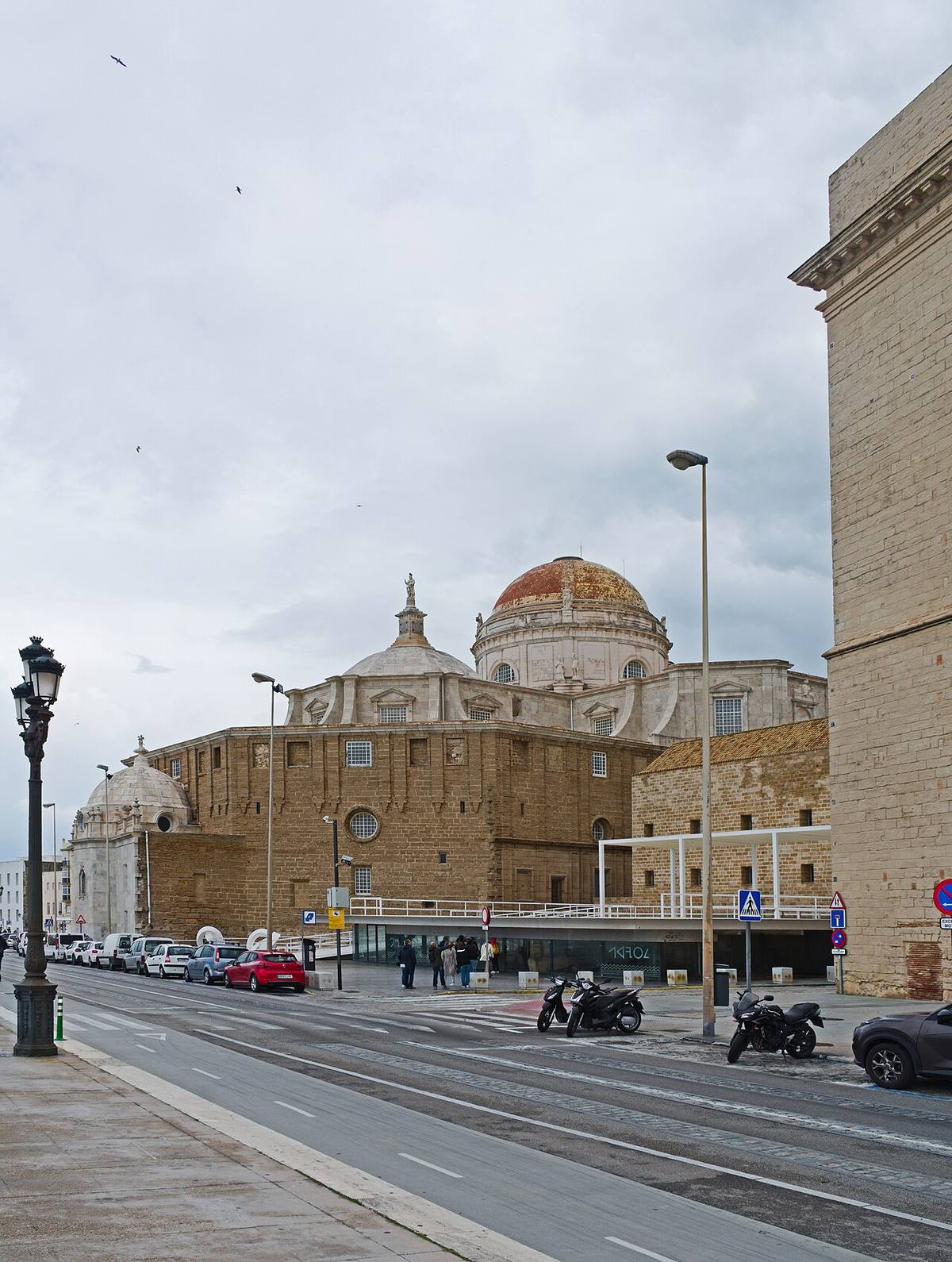 Vista de la Catedral de Cádiz desde la Avenida Campo del Sur.