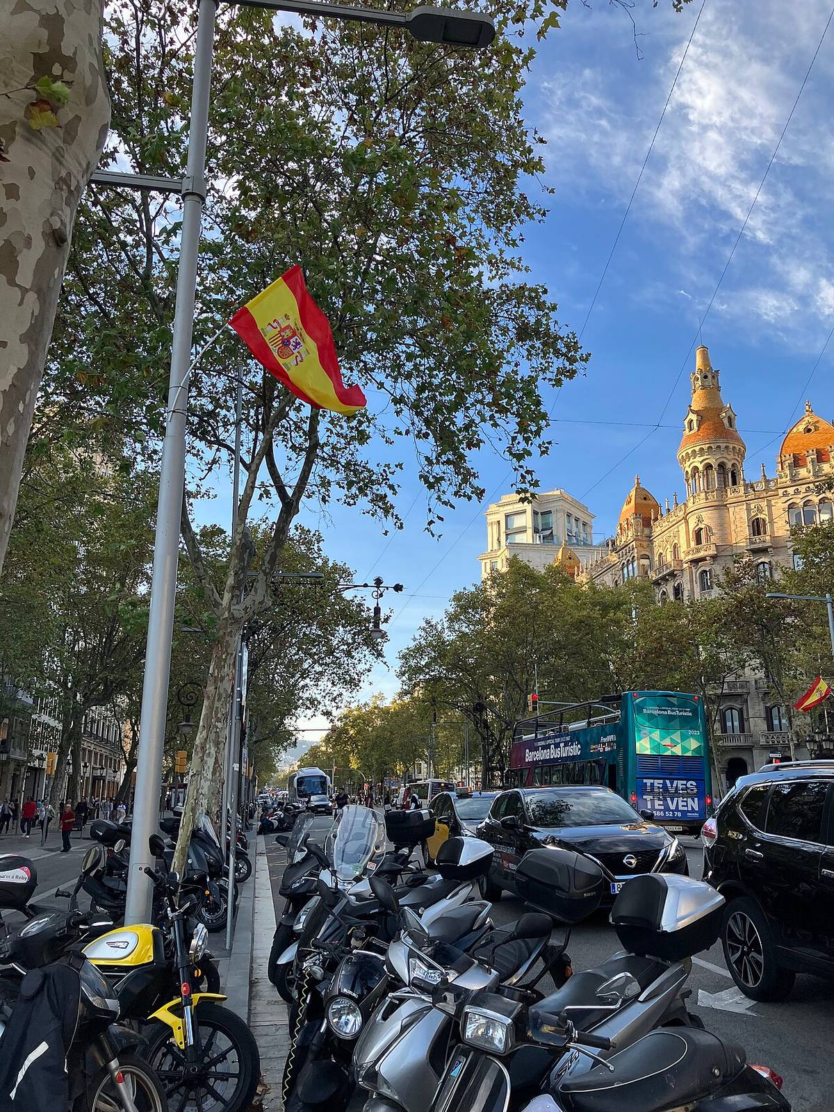 Tráfico y edificios emblemáticos en el Paseo de Gràcia, Barcelona.