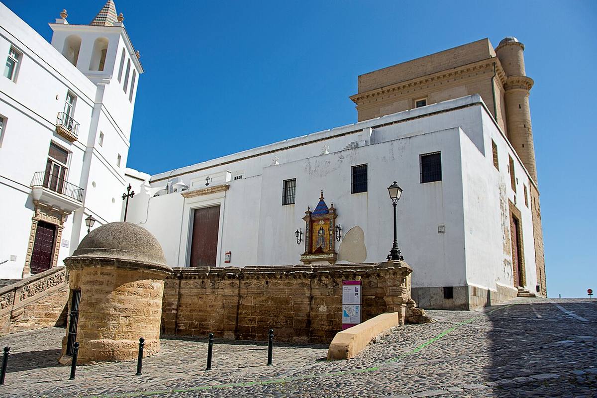 Entorno urbano en la plaza de Fray Félix en Cádiz.