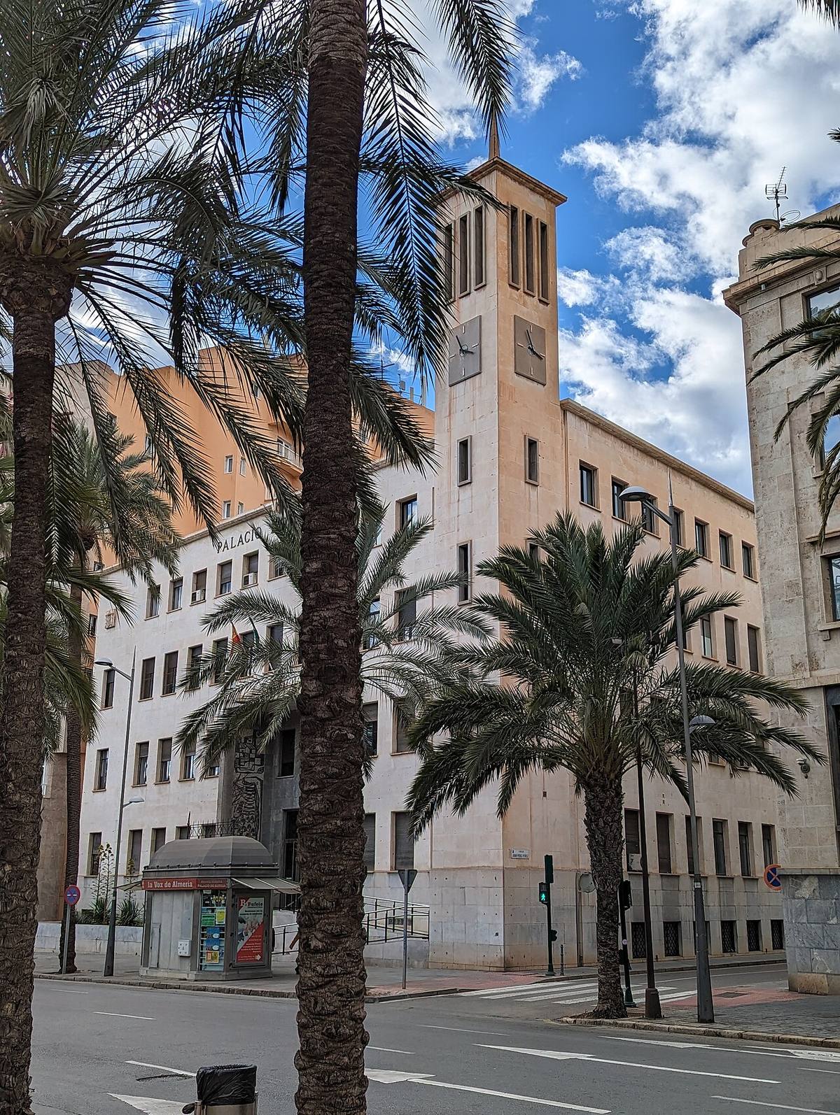 Edificio del Palacio de Justicia de Almería visto desde la calle.