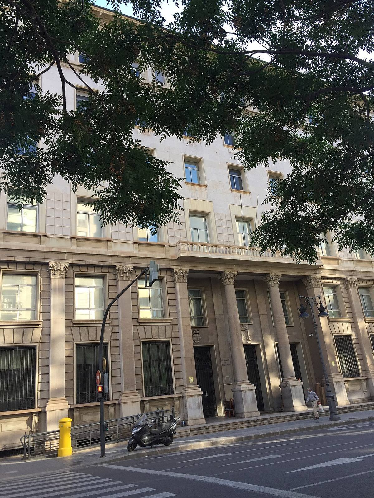 Fachada de la Hacienda Pública en Valencia.