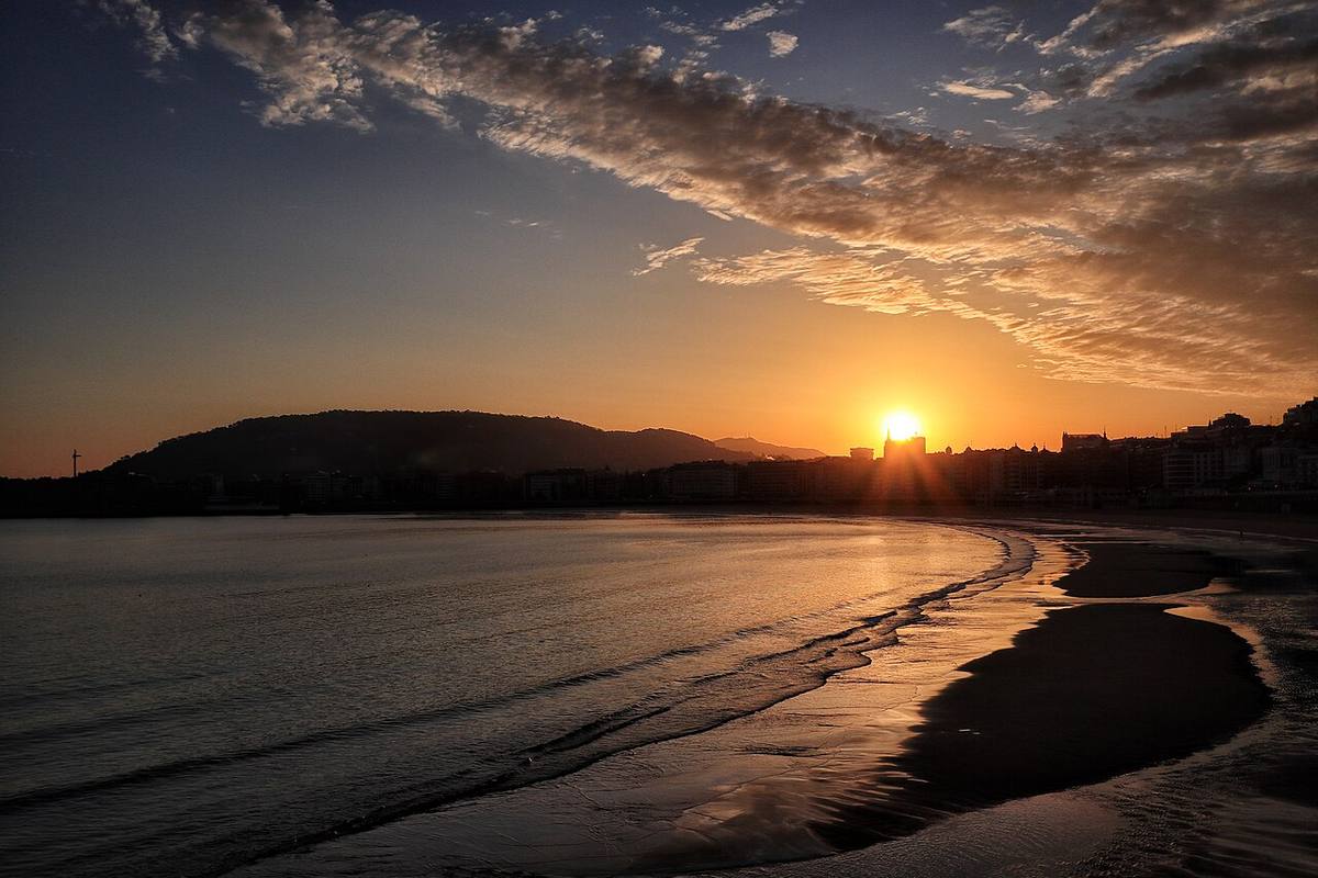 Amanecer en la playa de la Concha, San Sebastián.