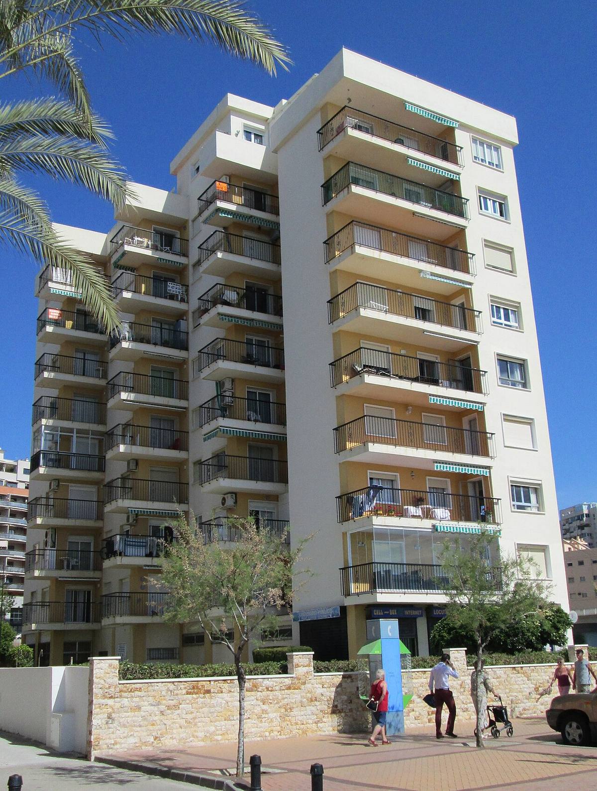 Bloque de apartamentos en Fuengirola, ejemplo de inmuebles sujetos a las revisiones anuales de renta.