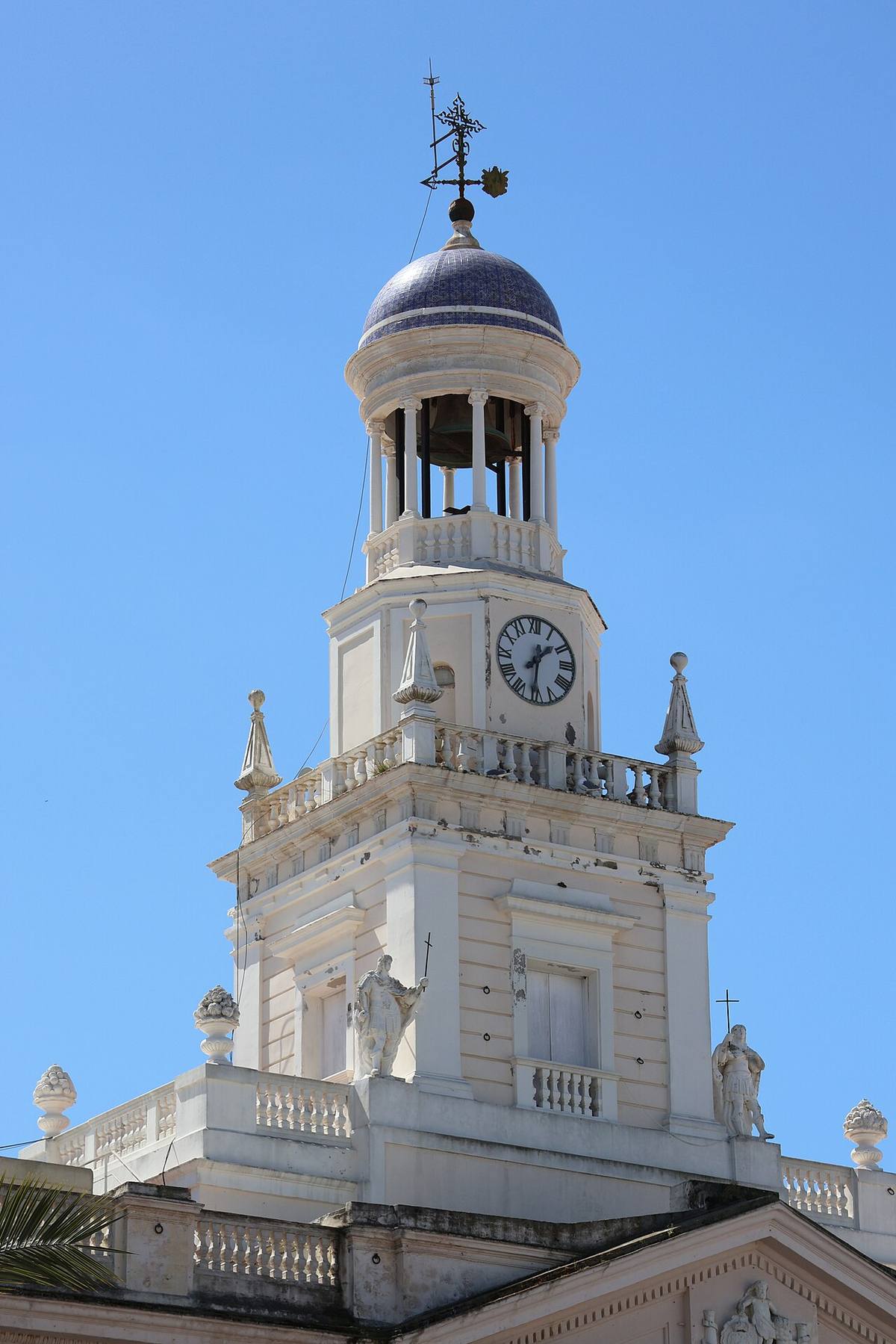 Detalle de la torre del reloj del Ayuntamiento de Cádiz.