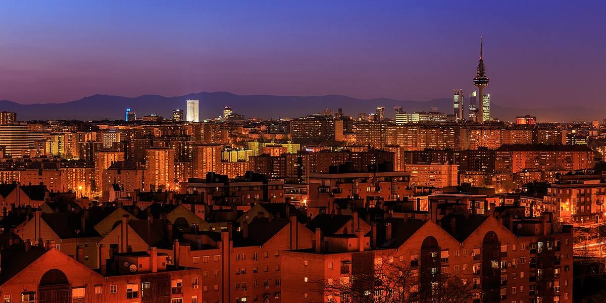 Vista nocturna de bloques de viviendas y el horizonte de Madrid con Torrespaña.