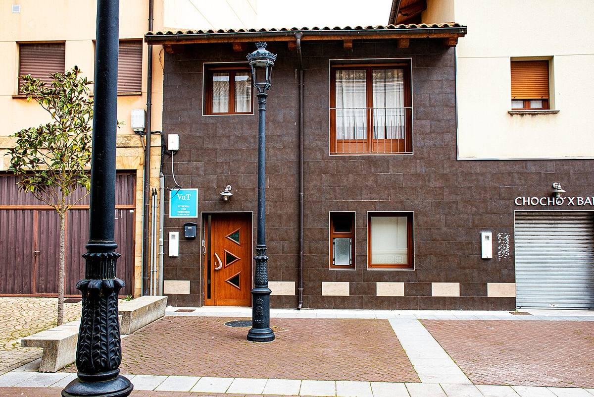 Fachada de una vivienda de uso turístico con su señalización oficial.