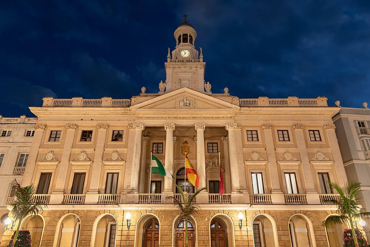 Vista nocturna iluminada del Ayuntamiento de Cádiz.