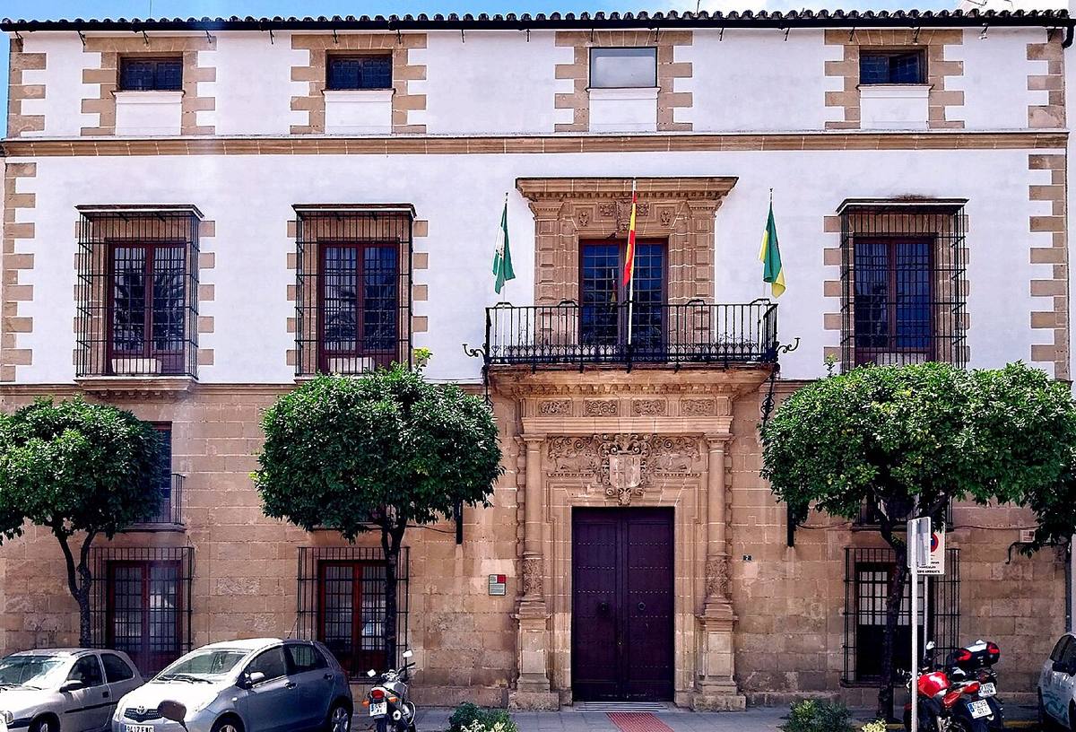 Fachada principal del Ayuntamiento de El Puerto de Santa María en el Palacio de Reinoso Mendoza.