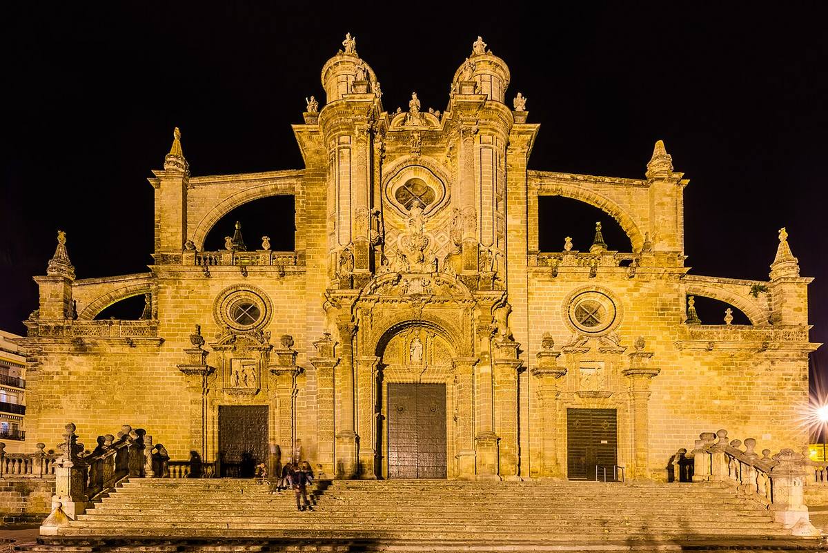 Fachada principal iluminada de la Catedral de Jerez de la Frontera.