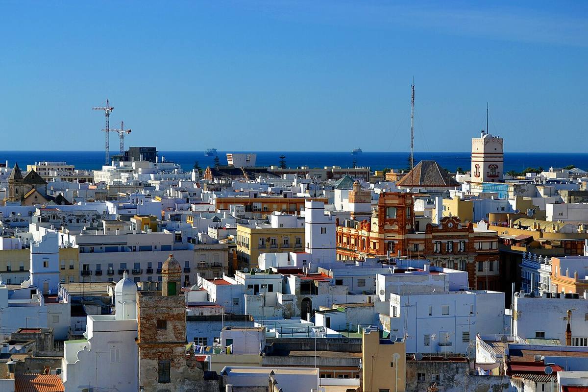 Vista panorámica del mercado residencial y el casco urbano de Cádiz.
