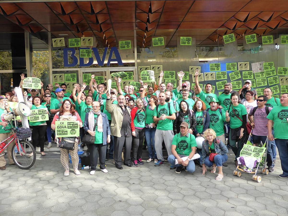 Concentración de la Plataforma de Afectados por la Hipoteca (PAH) ante una sede del BBVA en Barcelona.