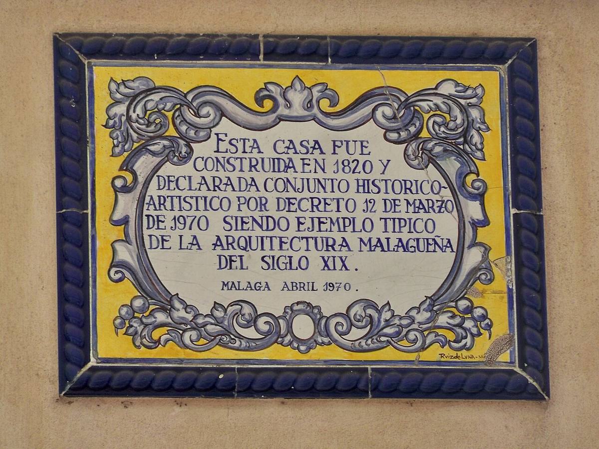 Placa de un edificio protegido de 1820 en Málaga.