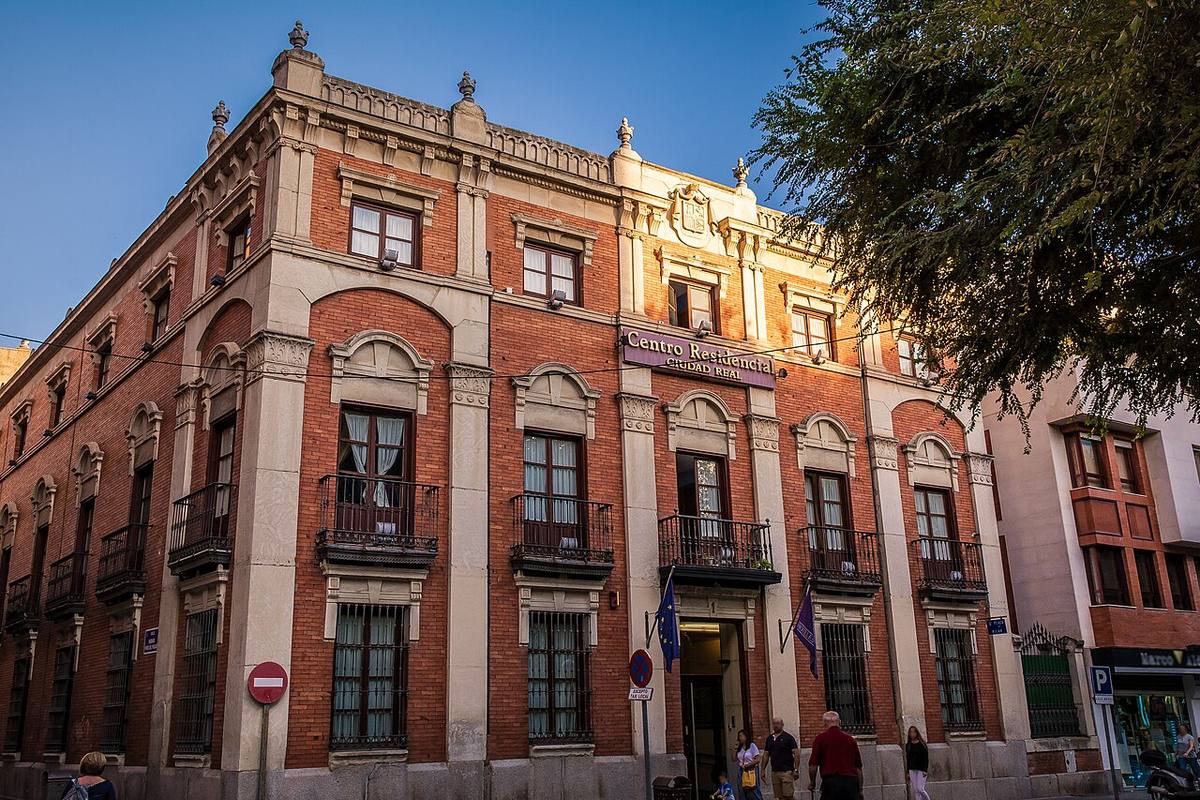 Fachada de un antiguo edificio del Banco de España reconvertido en residencia.